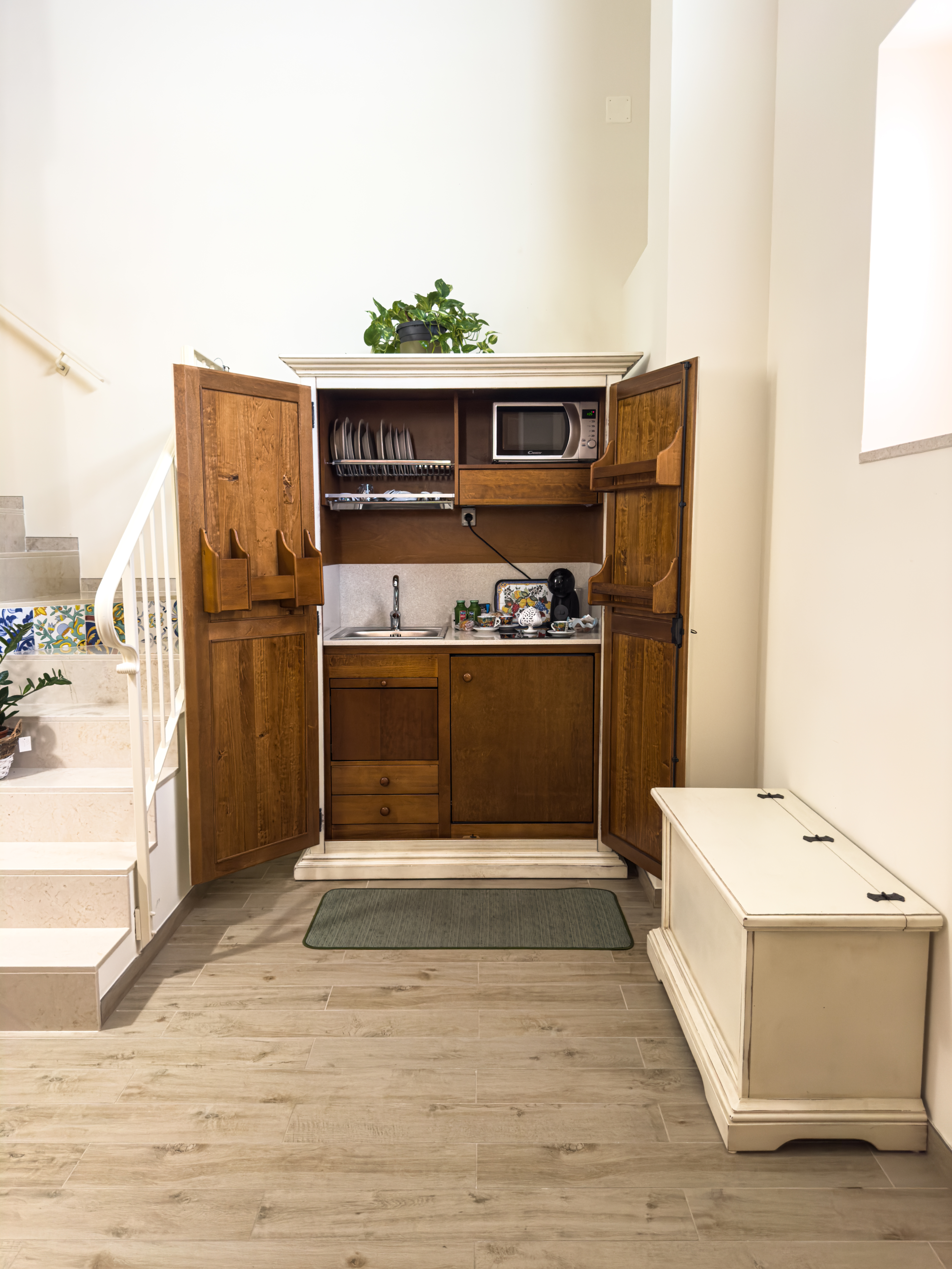 Ampia vista del bagno moderno con sanitari e dettagli di pregio